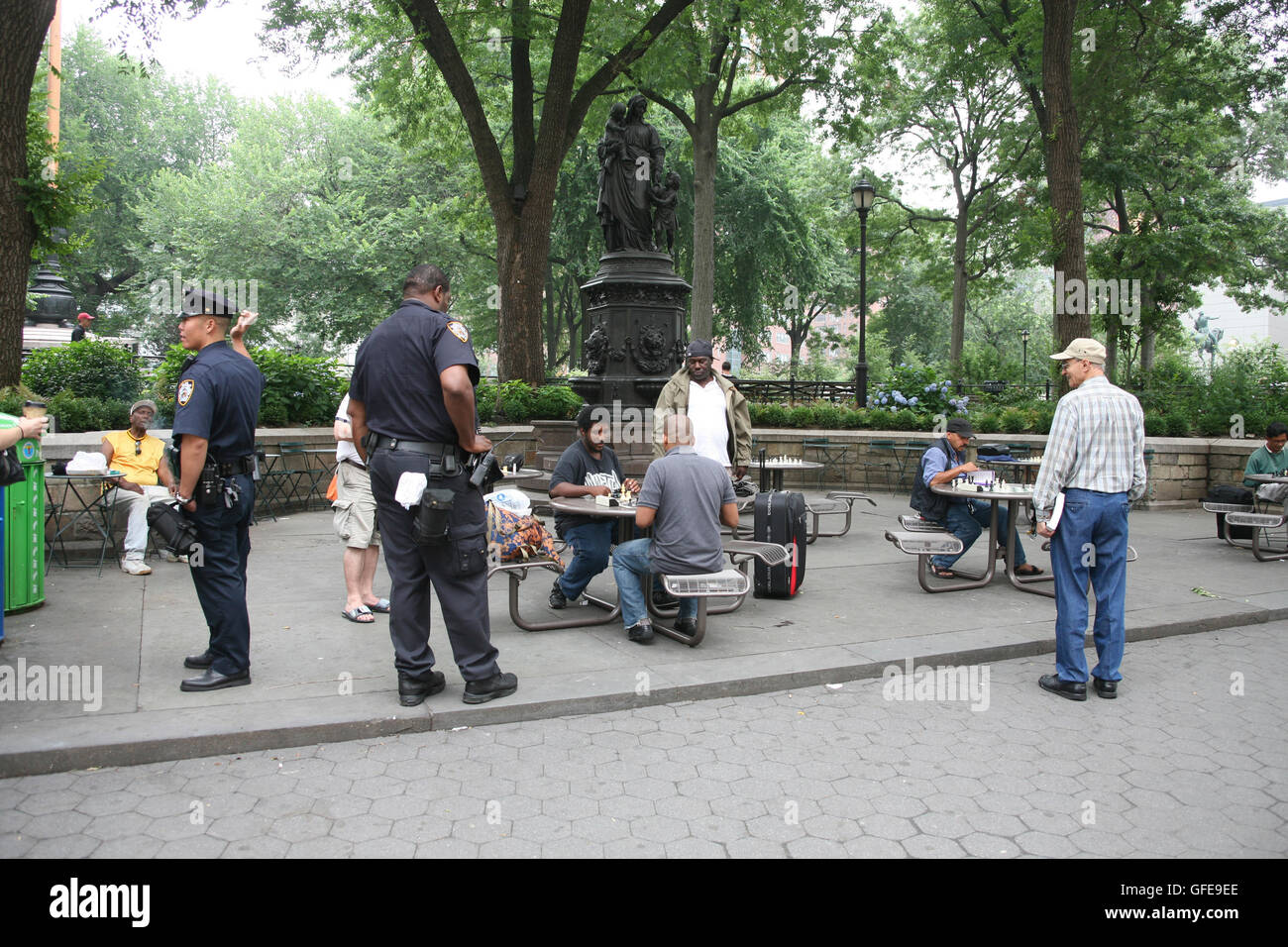 La polizia guardare al giocatore di scacchi nel parco di Union Square Foto Stock