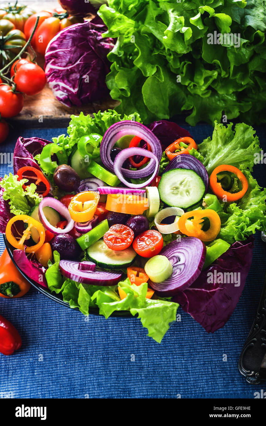 Insalata primaverile con un sacco di verdure e piena di colore. Foto Stock