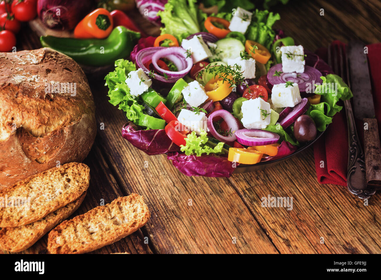 Molla di croccante con insalata di formaggio feta, pieno di vitamine e colori. Insalata di greco sulla tavola vintage Foto Stock