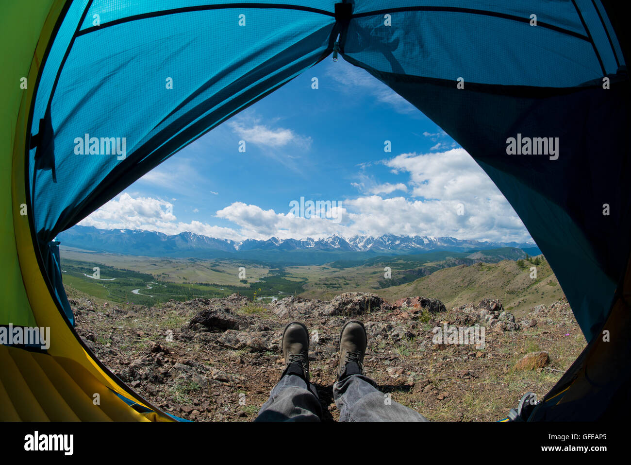 Piedi in scarpe contro lo sfondo delle montagne Foto Stock