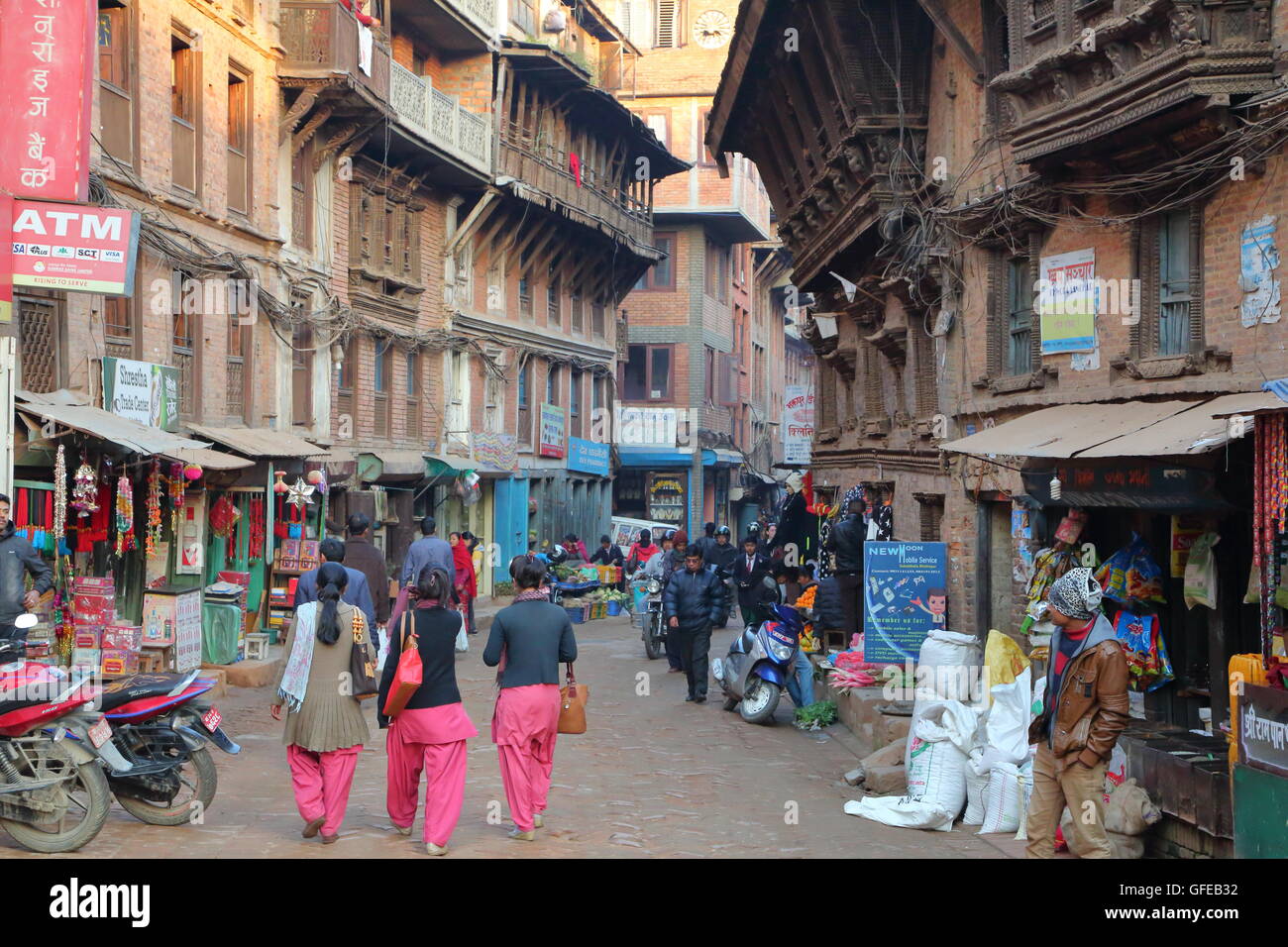 Occupato strada commerciale in Bhaktapur con tradizionali facciate di case, Nepal Foto Stock