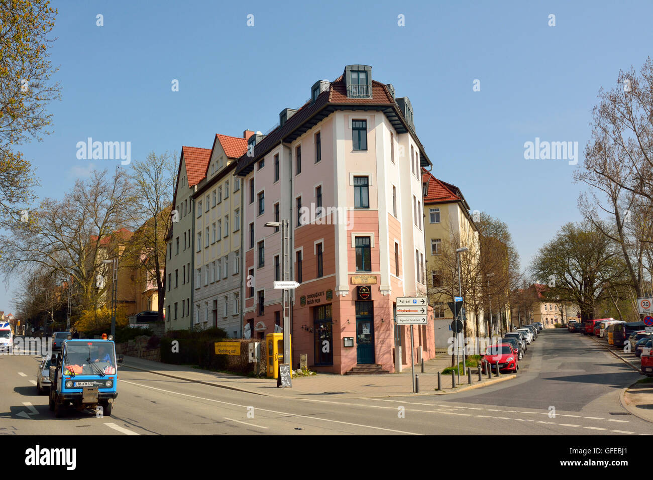 Street view sulla intersezione di Friedrich-Elbert-Strasse e Eduard-Rosenthal-Strasse a Weimar Foto Stock