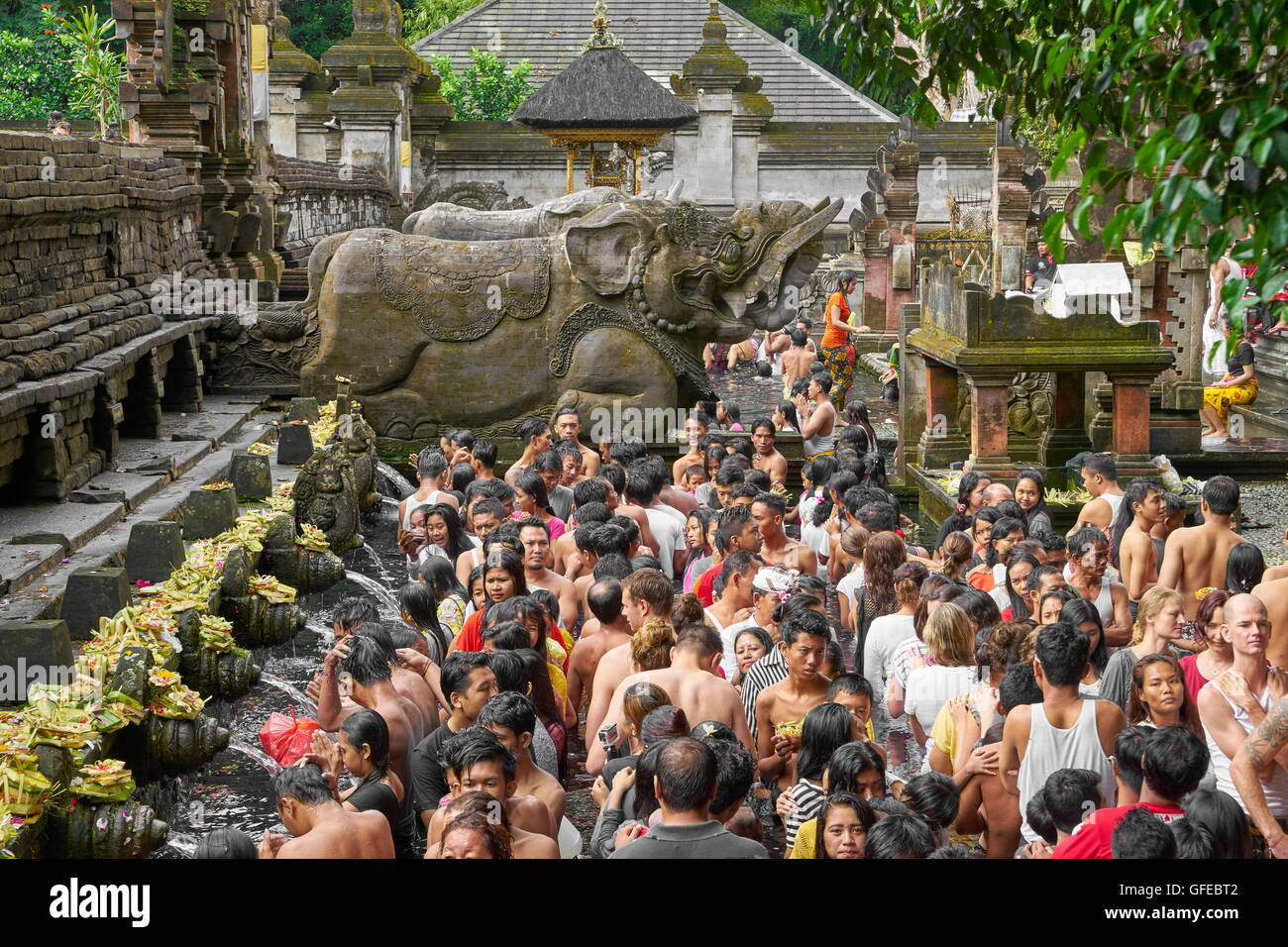 Bagno nella Sacra Tampaksiring molla, Pura Tirta Empul Temple, Bali, Indonesia Foto Stock