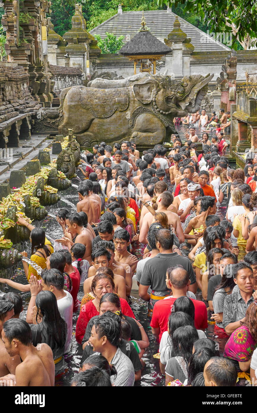 Bagno nella Sacra Tampaksiring molla, Pura Tirta Empul Temple, Bali, Indonesia Foto Stock