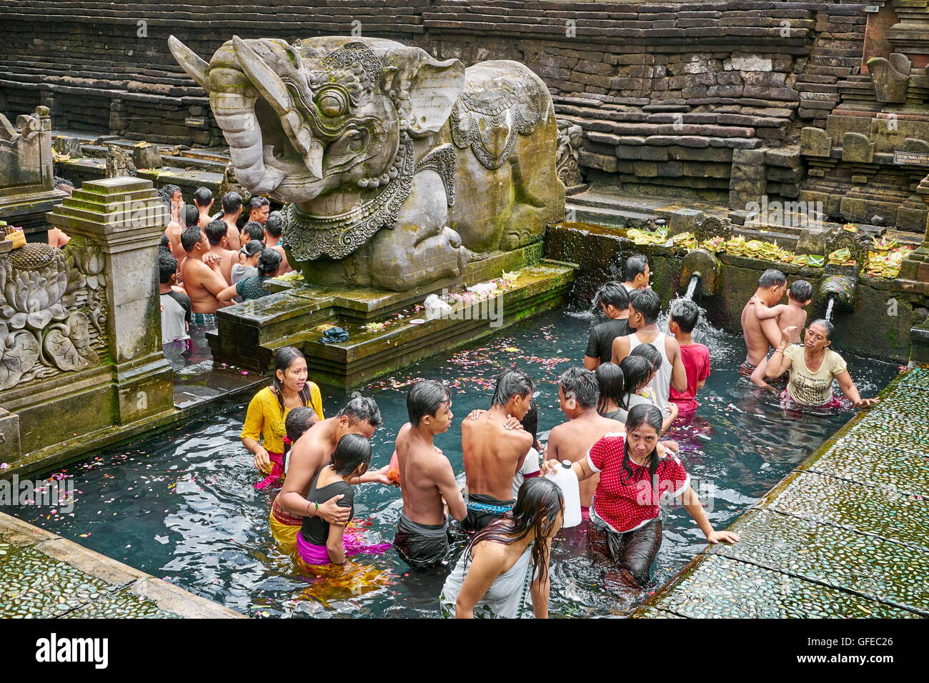 Bagno nella Sacra Tampaksiring molla, Pura Tirta Empul Temple, Bali, Indonesia Foto Stock