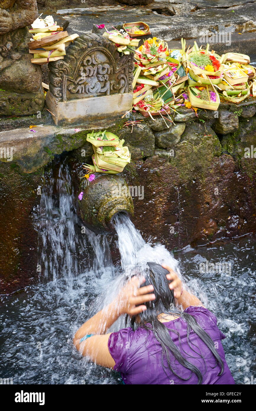 Bagno nella Sacra Tampaksiring molla, Pura Tirta Empul Temple, Bali, Indonesia Foto Stock
