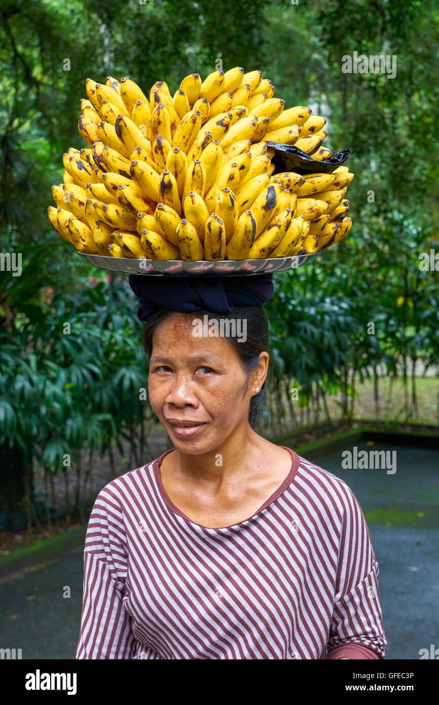 Ritratto di donna locale la vendita delle banane, Bali, Indonesia Foto Stock