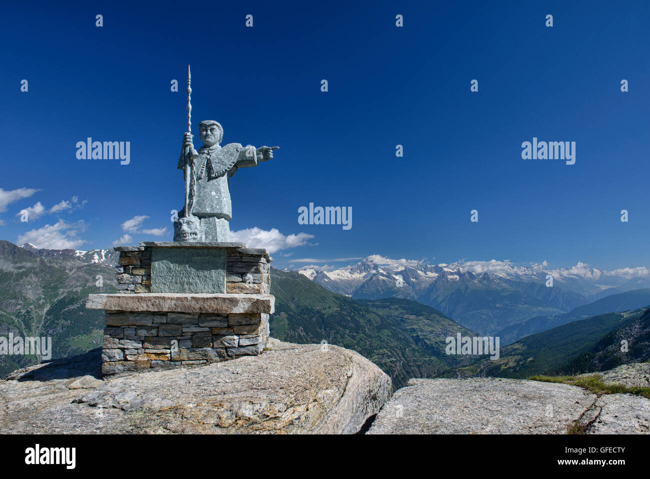 San Bernardo, patrono di viaggiatori di montagna, sul sentiero Europaweg vicino a Zermatt, Svizzera Foto Stock