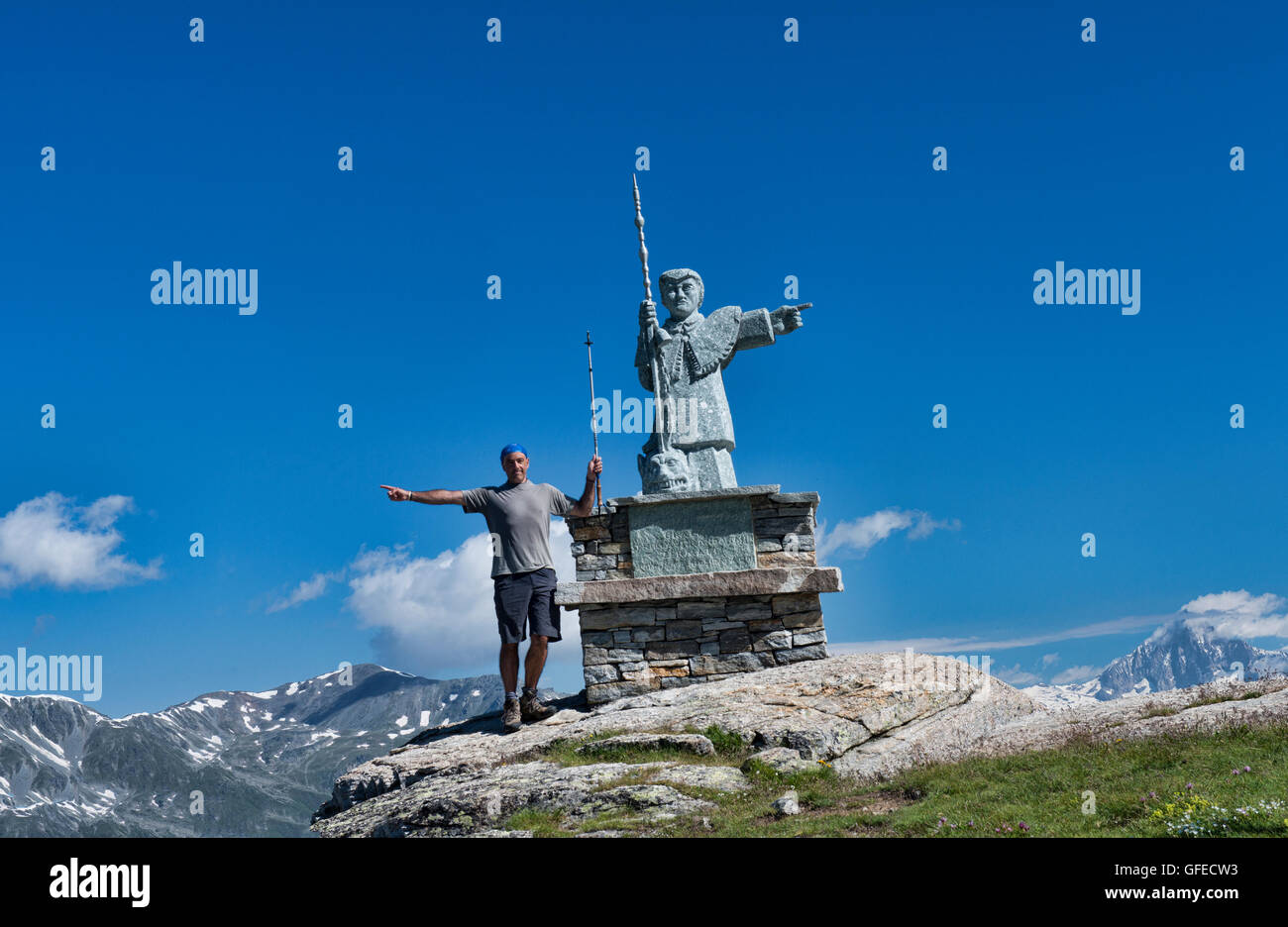 Statua di San Bernardo, patrono di viaggiatori di montagna, sul sentiero Europaweg vicino a Zermatt, Svizzera Foto Stock