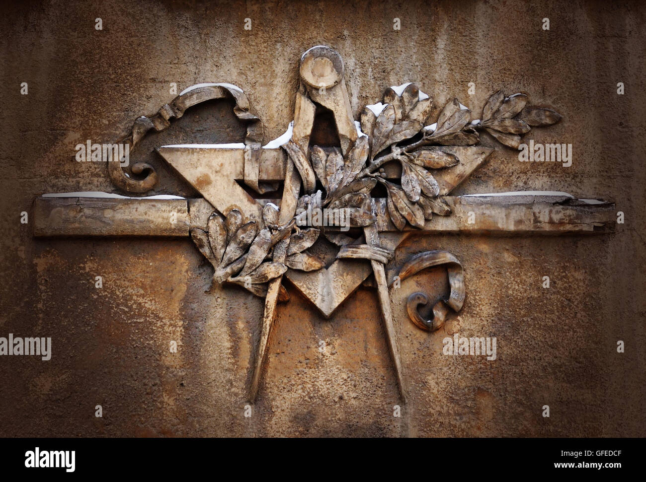 La massoneria grunge emblema sul drammatico sfondo - piazza massonico e simbolo della bussola, primo piano del vecchio edificio di architettura Deco Foto Stock