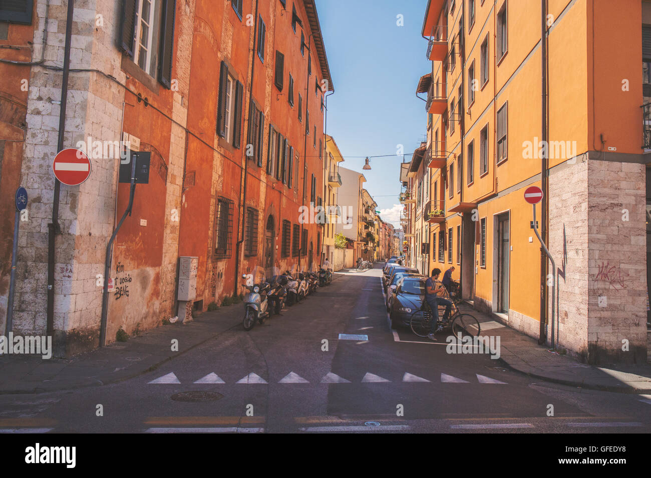Un colorato strada Italiano a Pisa, Italia centrale Foto Stock