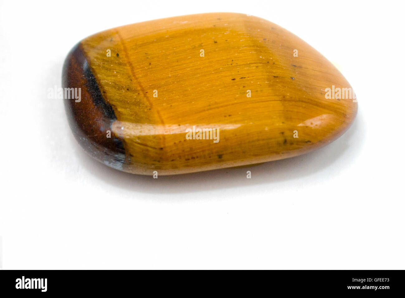 Spaccato di una tigre oro gemma Occhio su sfondo bianco Foto Stock