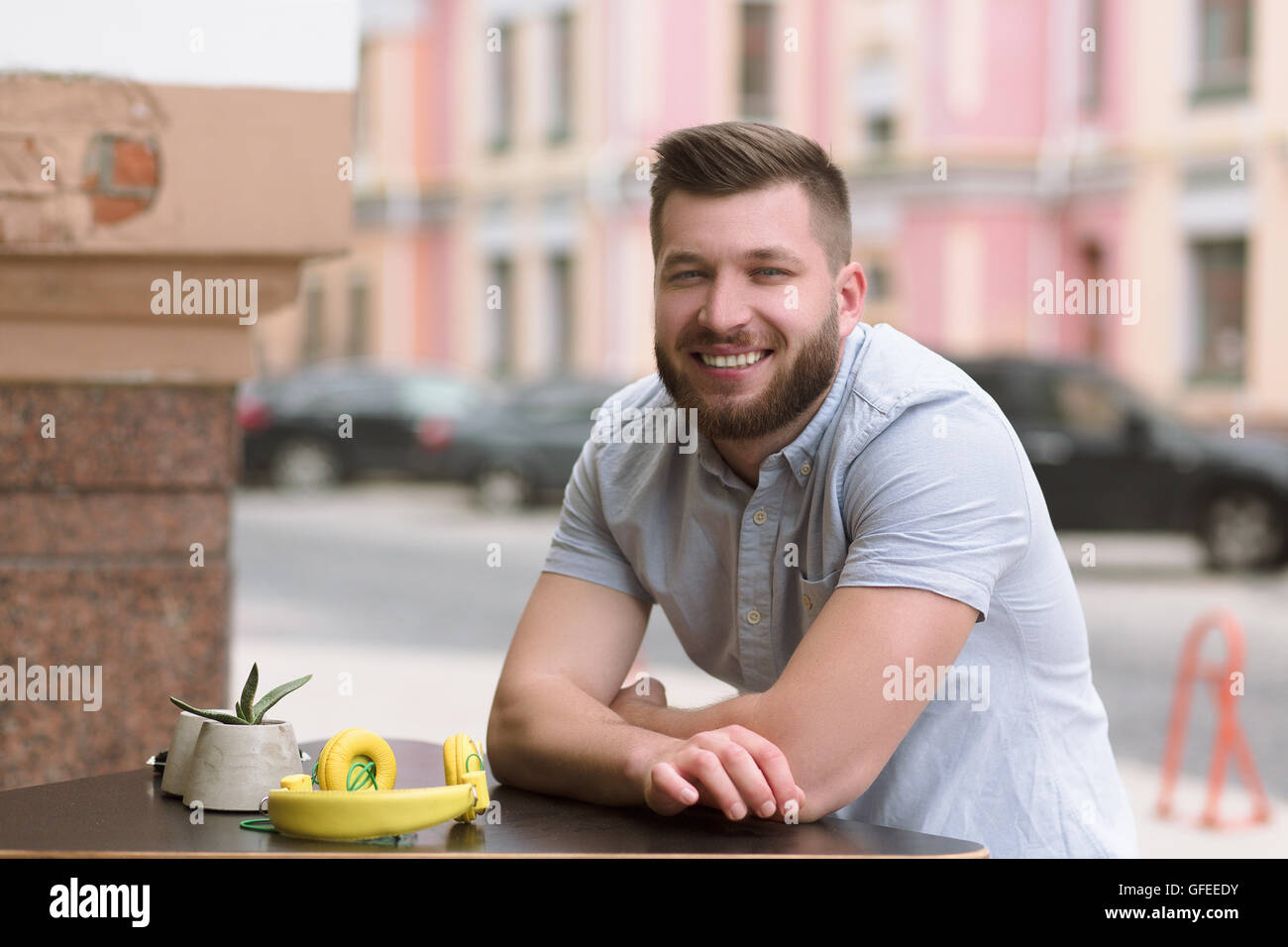 Bel uomo seduto in outdoor cafe vegano Foto Stock