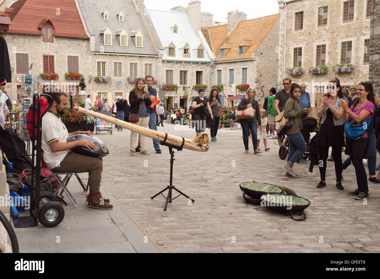 Vecchia Quebec city - Philippe Gagne - artista riproduzione di un tamburo di Rav basato su un handpan (con didgeridoo) in Piazza Reale, Québec Canada Foto Stock