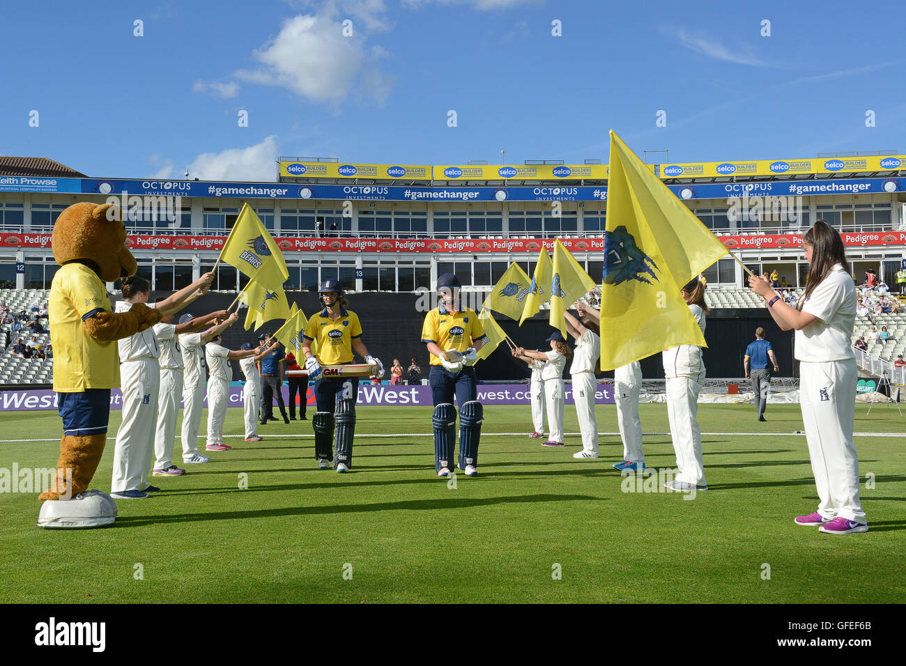 Warwickshire Bears signori cricket a piedi per la bat Edbaston home del Warwickshire County Cricket Club gran bretagna Inghilterra Regno Unito Foto Stock