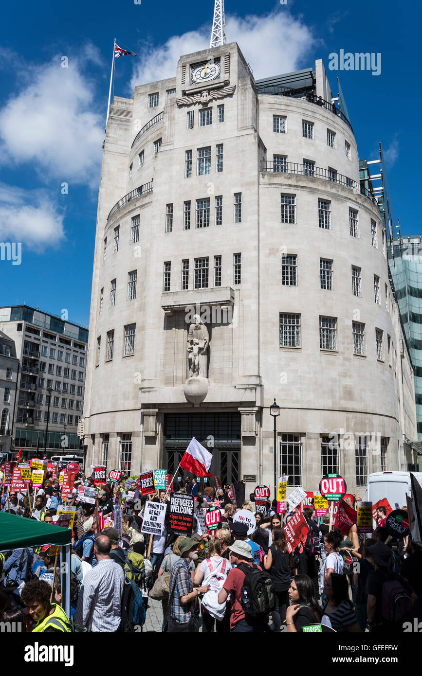 Non più austerità - No al razzismo - Tories deve andare, dimostrazione organizzata dal gruppo di popoli, sabato 16 luglio 2016, Londra, Foto Stock