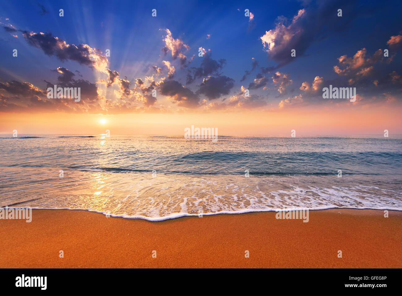 Sole splendente scende fino al mare. Foto Stock