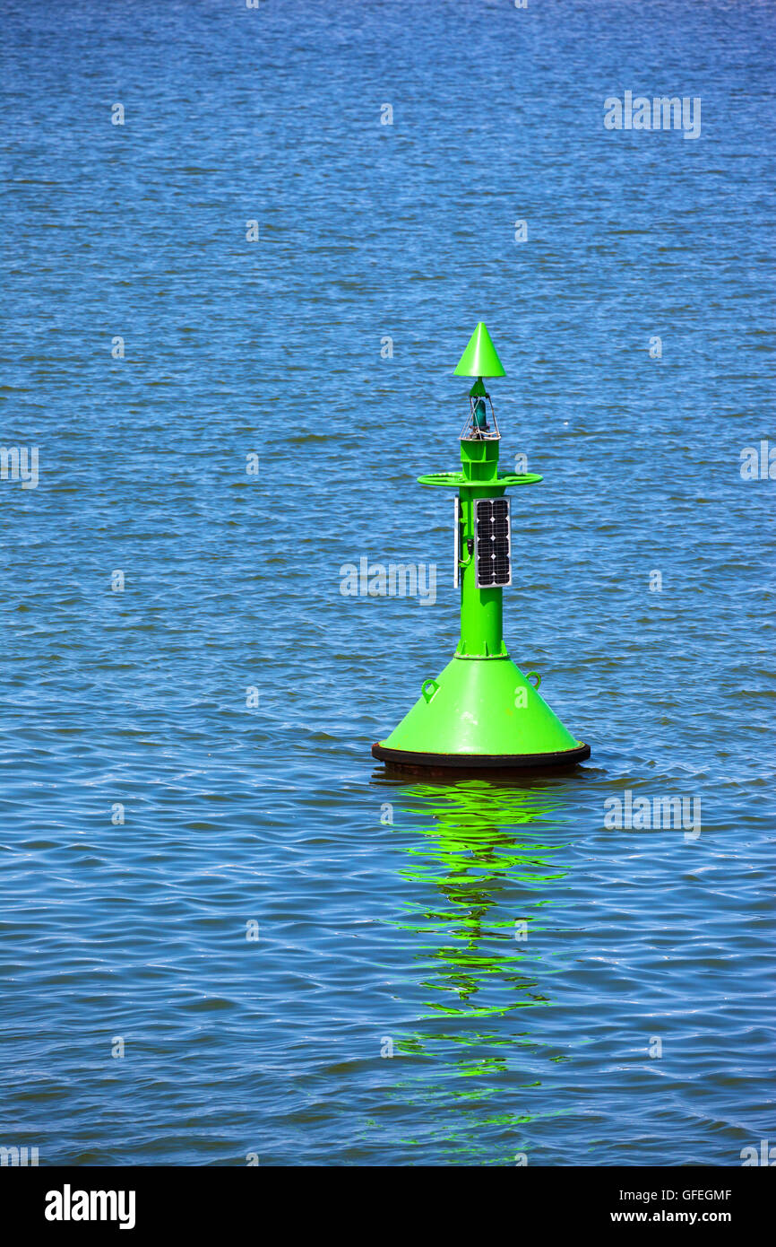 Fairway con boa verde in un mare. Foto Stock