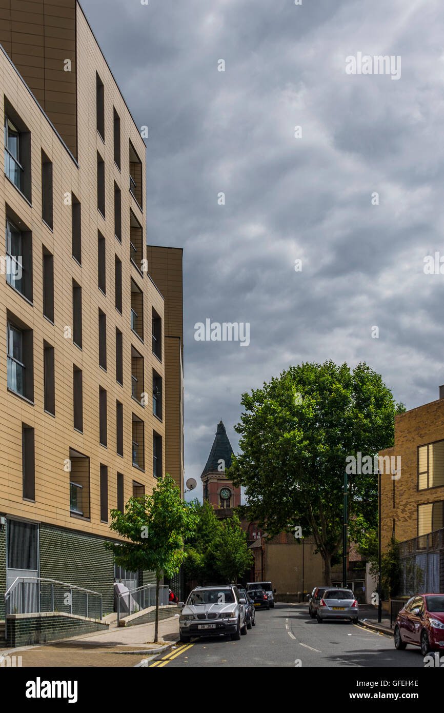 Nuovi blocchi di appartamenti costruito in Lingham Street, Brixton, Londra Sud, Saint Andrews Stockwell Chiesa Parrocchiale in background Foto Stock