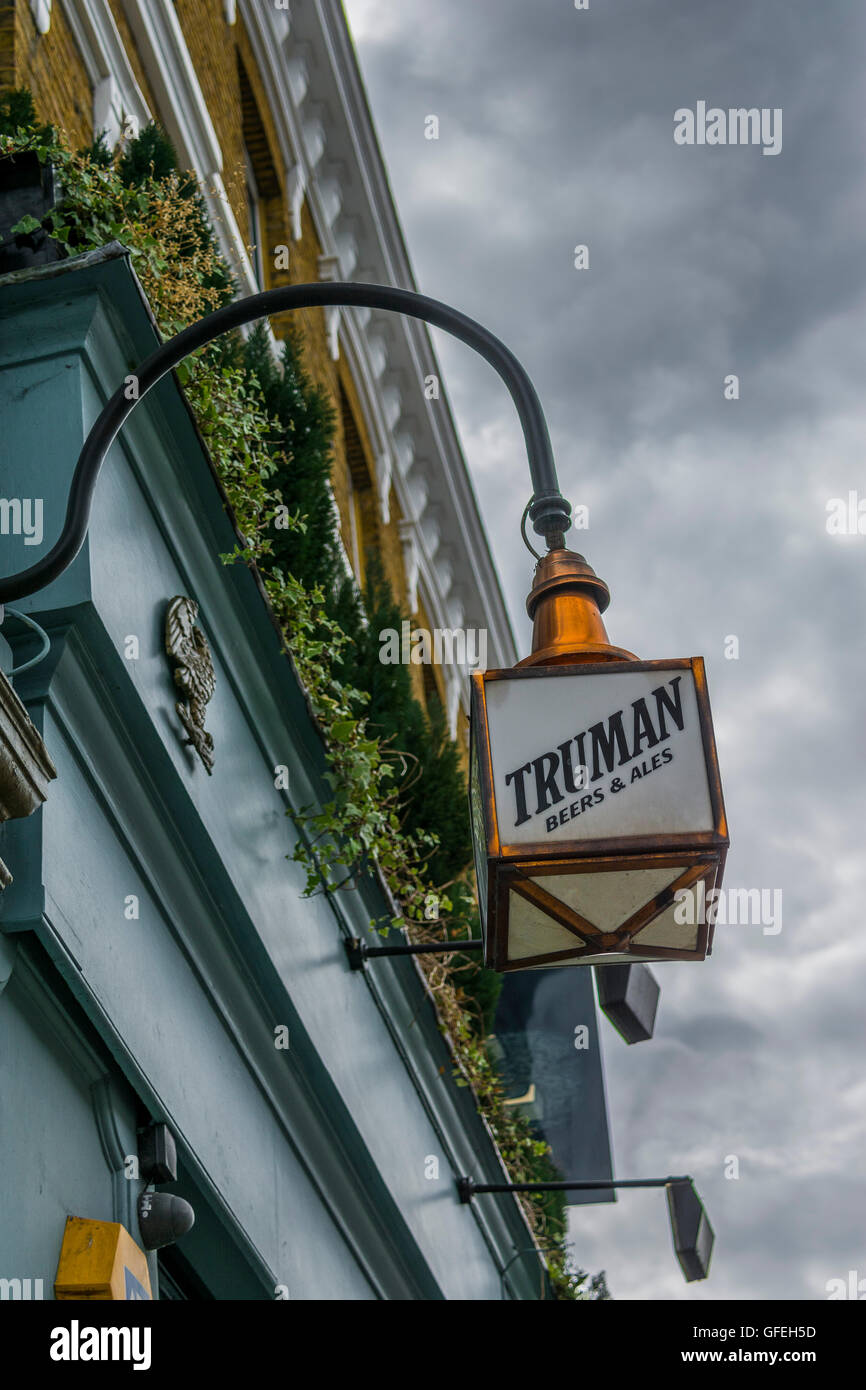 Truman birre e Ales pub in ottone lampada sull'esterno di una casa pubblica in Landor Road, Stockwell, Londra Foto Stock