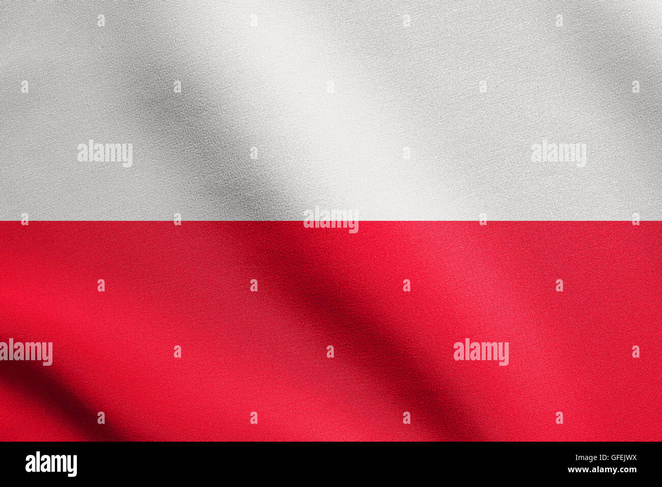Bandiera della Polonia sventolare nel vento con tessuto dettagliate texture. Polacco bandiera nazionale. Foto Stock