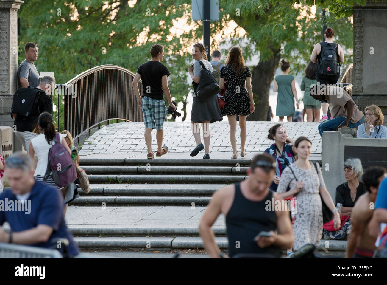 La gente sulla spianata di Boston, Massachusetts Foto Stock