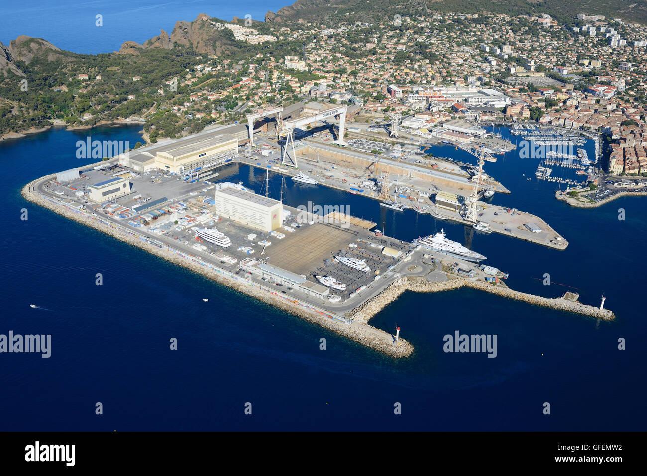 VISTA AEREA. Cantiere moderno e il vecchio porto turistico di la Ciotat. Bocche del Rhône, Provenza, Francia. Foto Stock