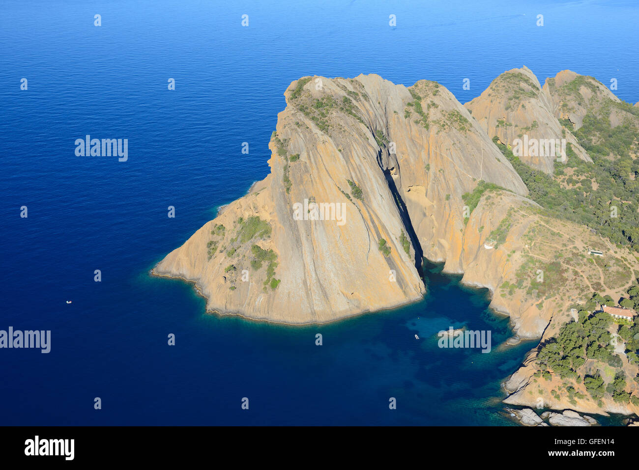 VISTA AEREA. Il Bec de l'Aigle, un promontorio roccioso che domina il Mar Mediterraneo dalla sua altezza di 155 metri. La Ciotat, Provenza, Francia. Foto Stock