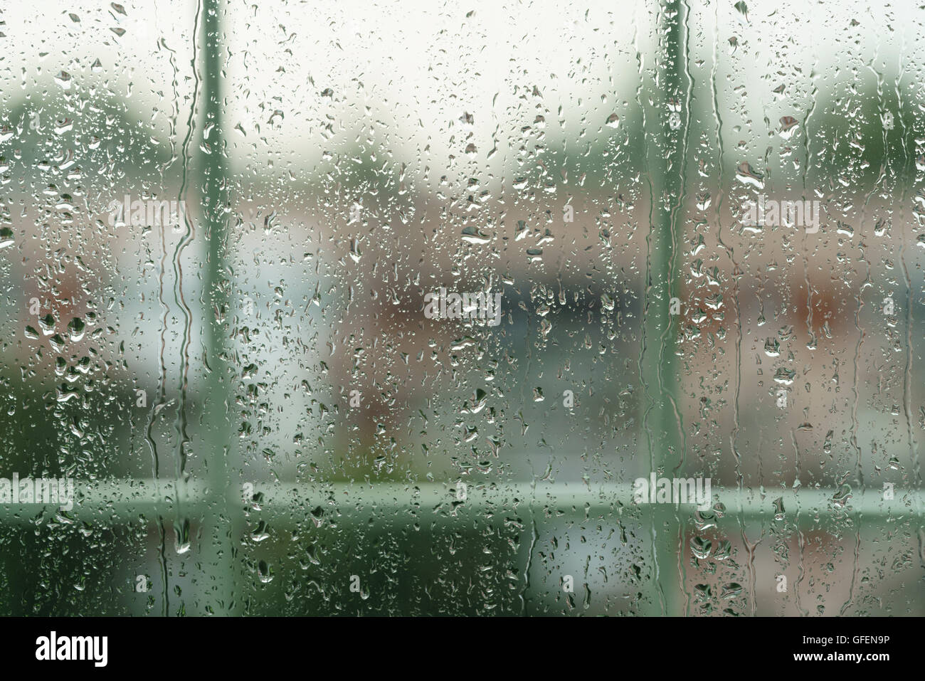 Vera e propria delle gocce di pioggia sul vetro del finestrino in alta risoluzione Foto Stock
