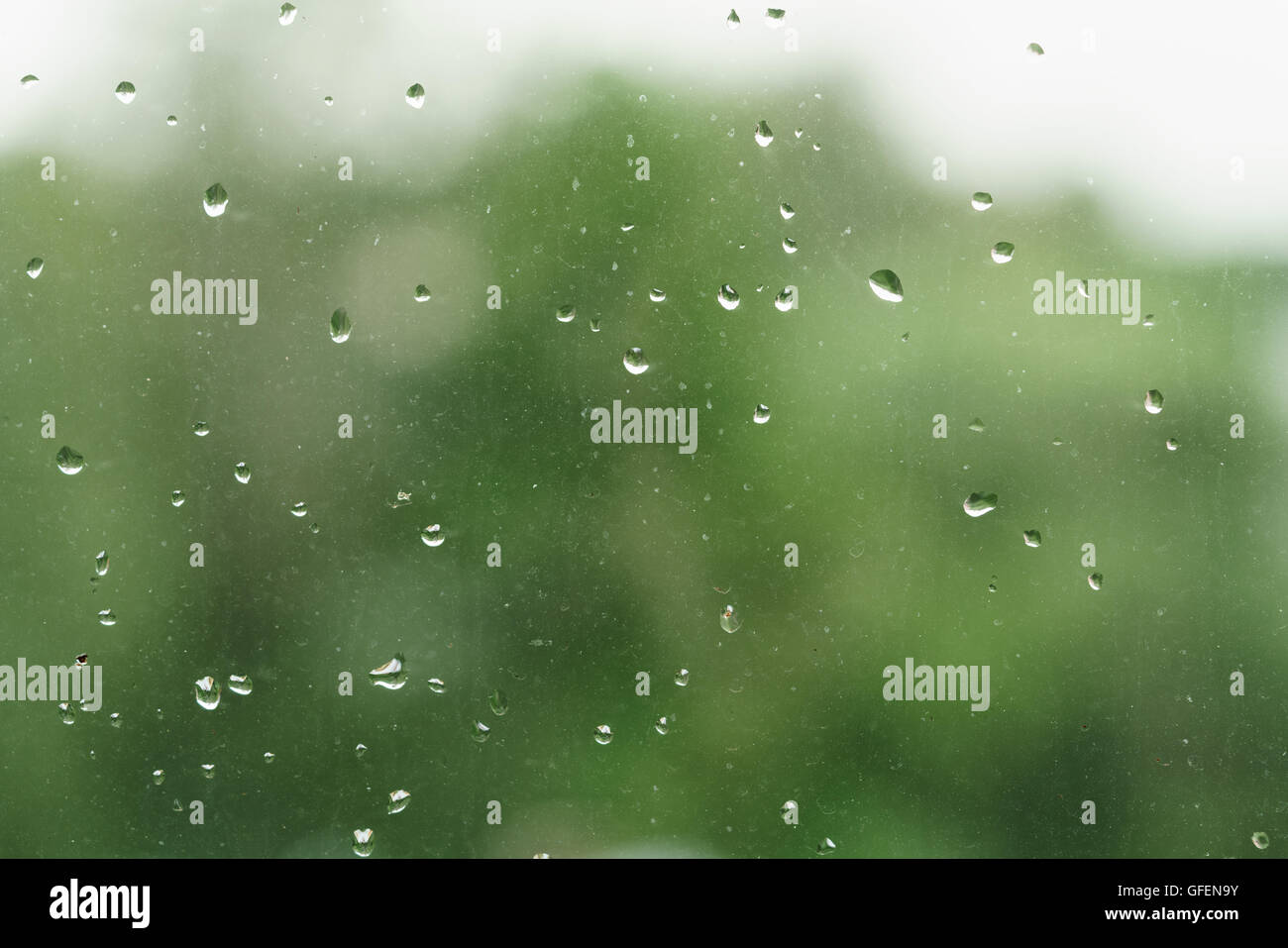 Vera e propria delle gocce di pioggia sul vetro del finestrino in alta risoluzione Foto Stock
