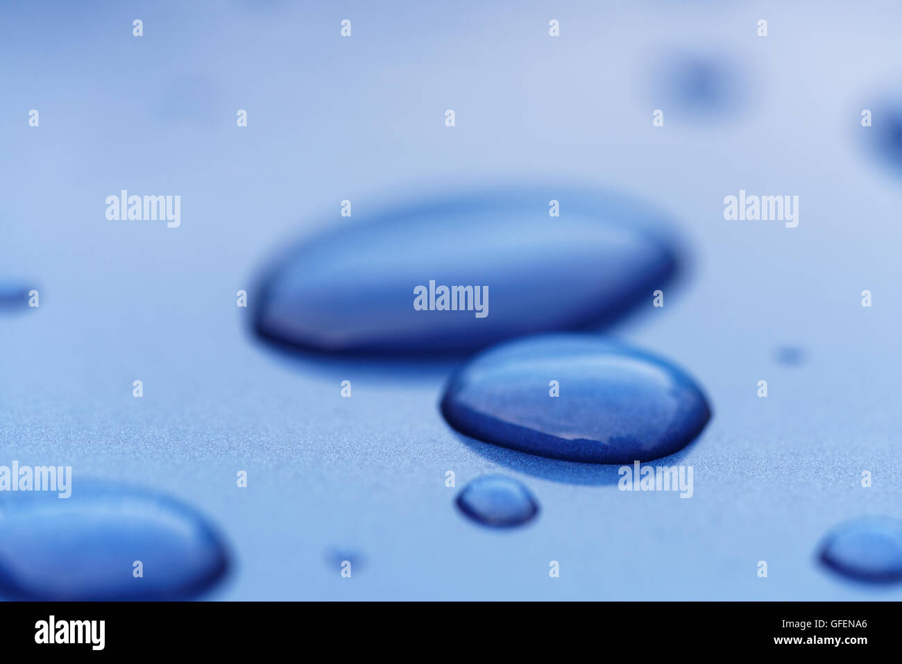 Gocce di pioggia sulla vernice dell'auto threated con rivestimento idrofobo Foto Stock