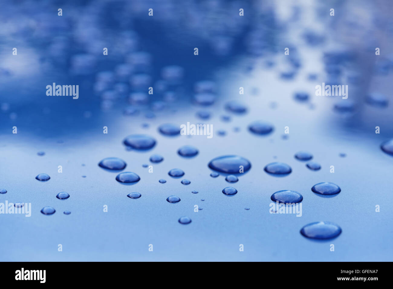 Gocce di pioggia sulla vernice dell'auto threated con rivestimento idrofobo Foto Stock