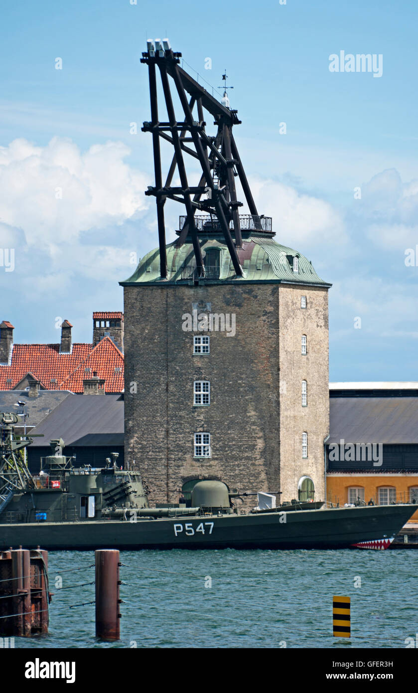 Navy in legno antico Sheers Rigging Holmen gru, Inderhavn Canal, Copenhagen, Danimarca Foto Stock