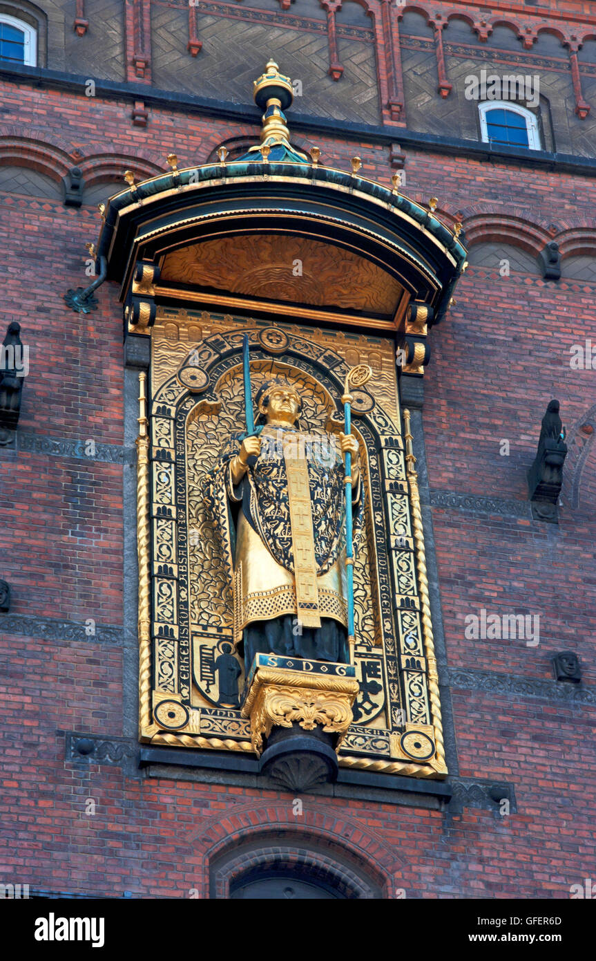 La figura dorata sul Paese fondatore del vescovo Absalon sul Municipio, Copenhagen, Danimarca Foto Stock