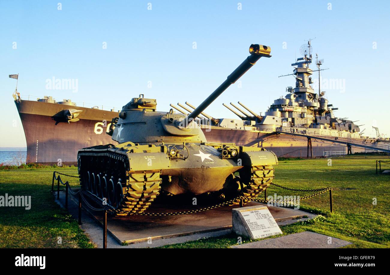 USS Alabama WW2 corazzata e M48A1 serbatoio a Battleship Memorial Park sulla costa del Golfo al Mobile, Alabama, STATI UNITI D'AMERICA Foto Stock