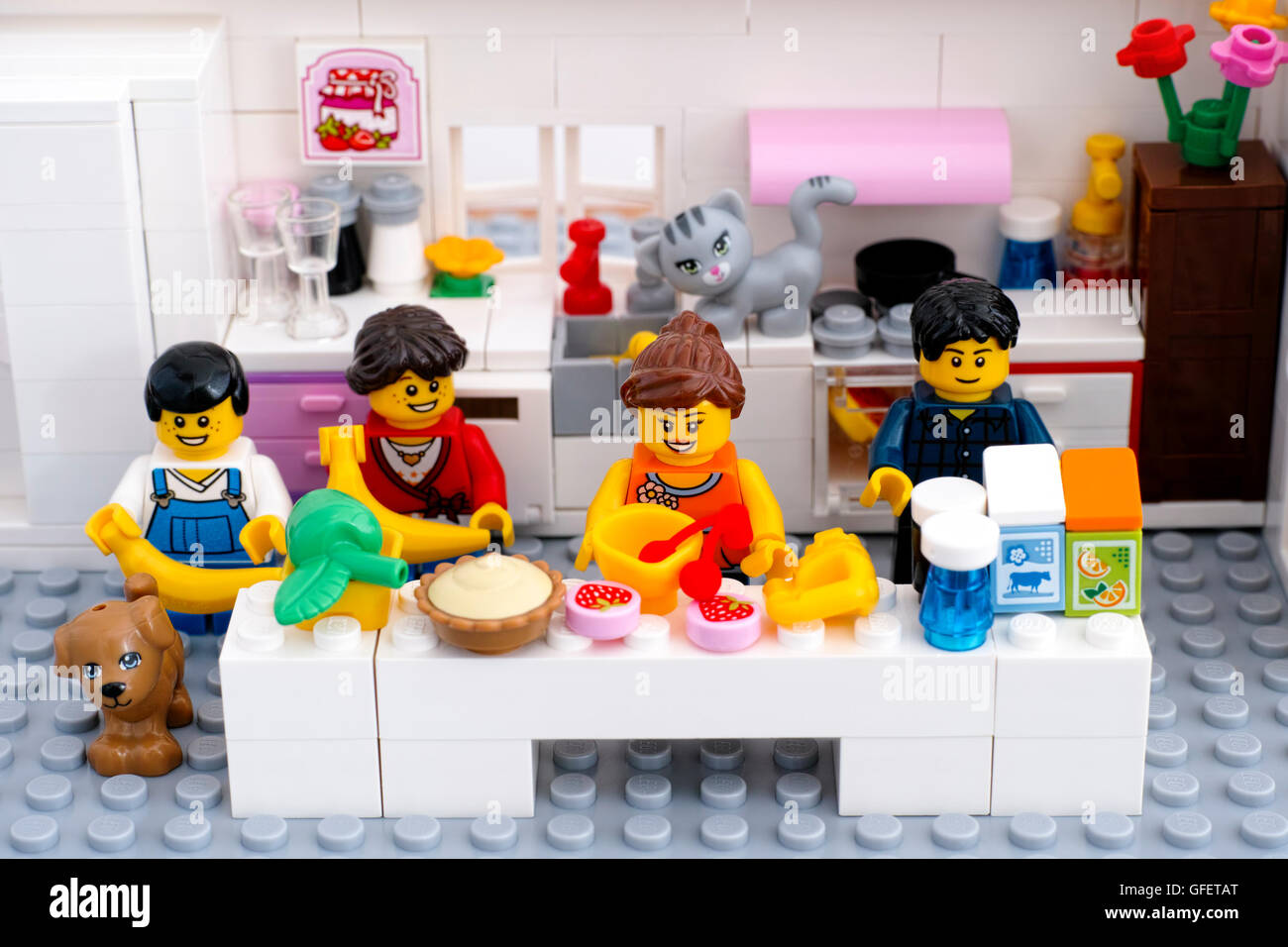 Tambov, Federazione Russa - Agosto 29, 2015 famiglia Lego con animali  domestici in cucina domestica. La donna è in cottura dessert. Serie  personalizzata Foto stock - Alamy
