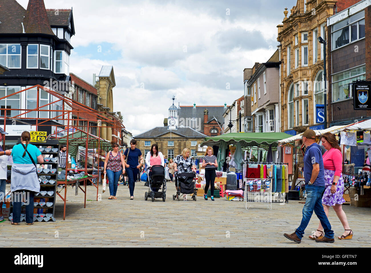 Strada del mercato di Pontefract, West Yorkshire, Inghilterra, Regno Unito Foto Stock