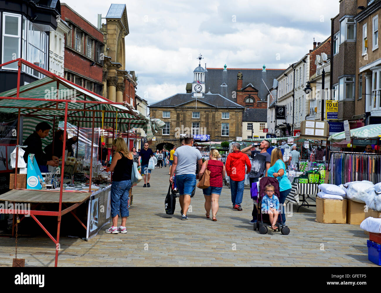 Strada del mercato di Pontefract, West Yorkshire, Inghilterra, Regno Unito Foto Stock