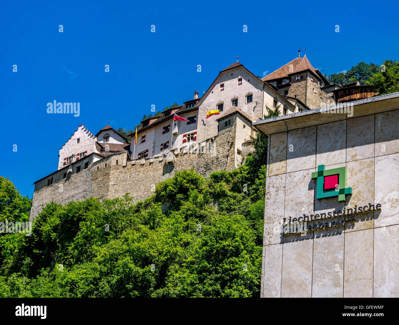 Bank Building di Liechtensteinische Landesbank davanti al castello di Vaduz, Principato del Liechtenstein, Europa Foto Stock