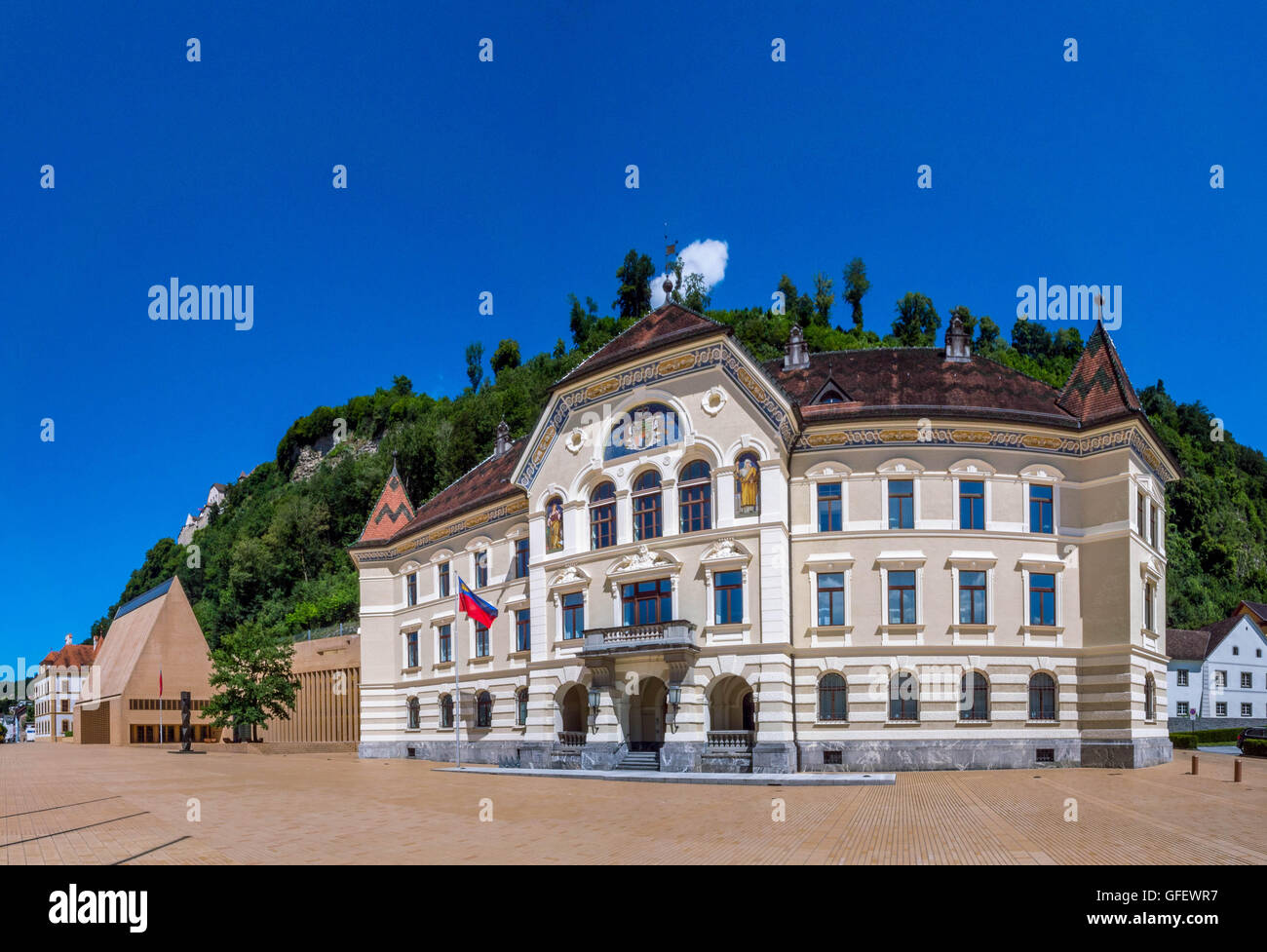 Il vecchio e il nuovo parlamento a Vaduz, Principato del Liechtenstein, Europa Foto Stock