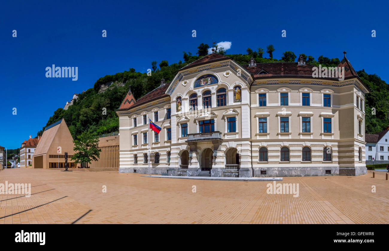 Il vecchio e il nuovo parlamento a Vaduz, Principato del Liechtenstein, Europa Foto Stock