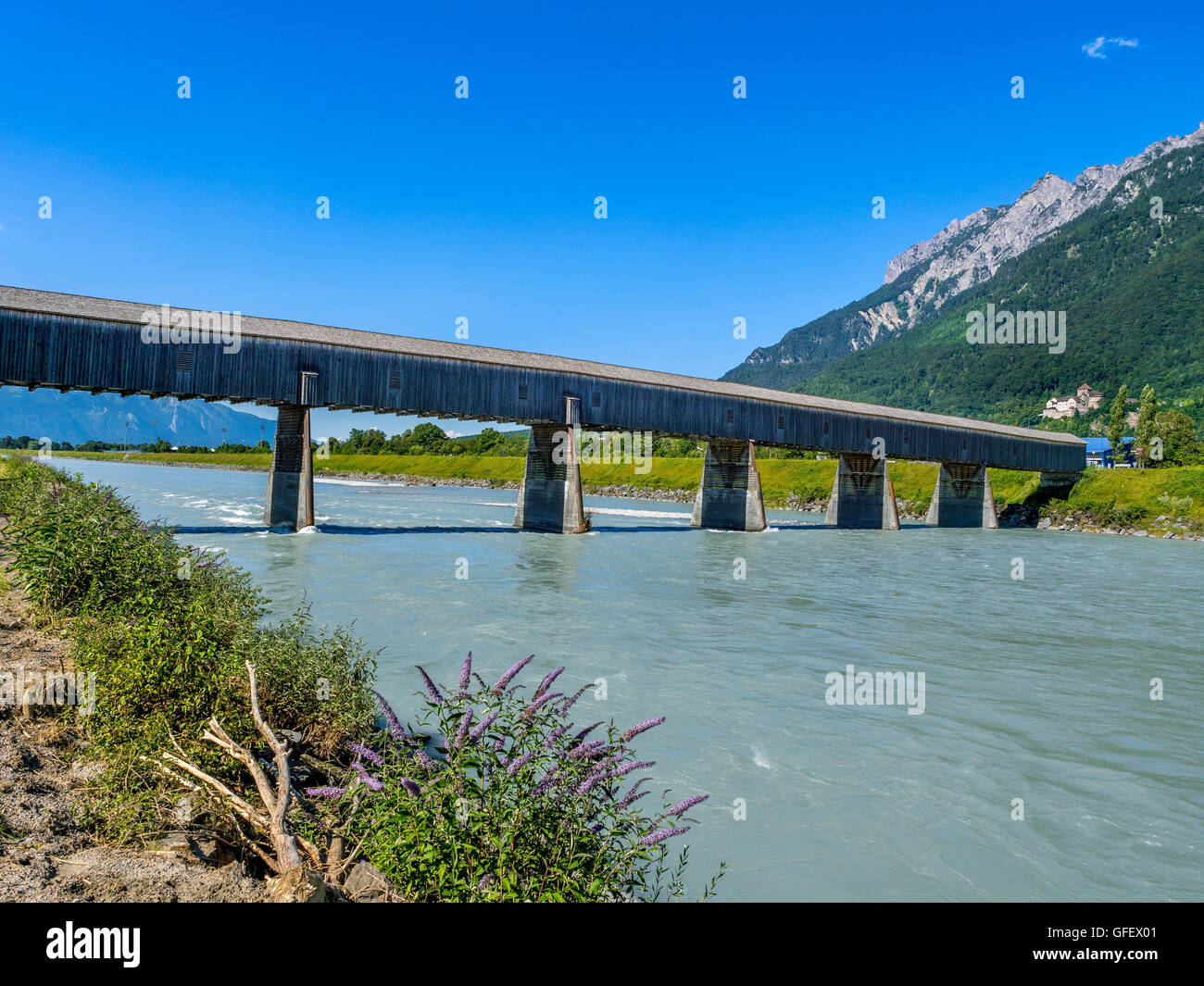 Il Vecchio Ponte sul Reno dalla Svizzera al Liechtenstein Vaduz, Liechtenstein, Europa Foto Stock