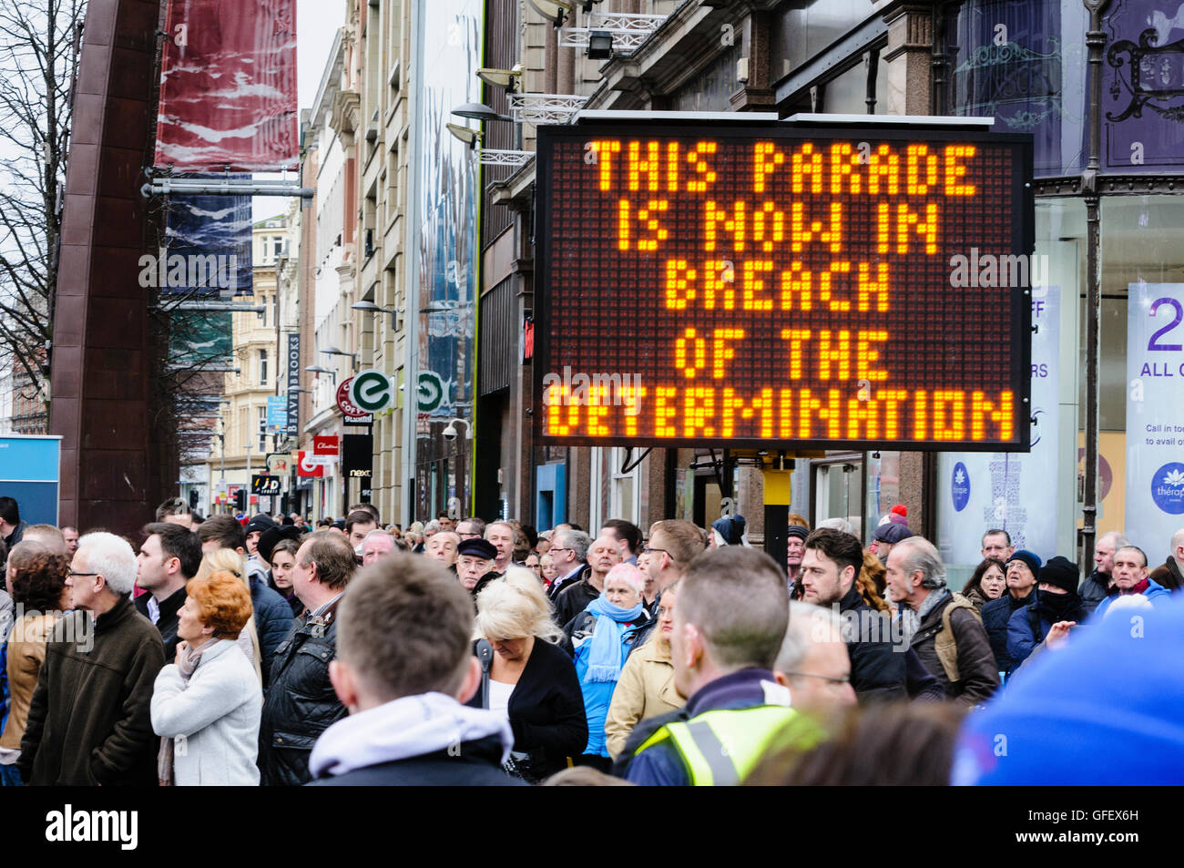 Belfast, Irlanda del Nord - 30 nov 2013 - PSNI utilizzare segnali luminosi per informare i manifestanti che essi sono pertanto in violazione di sfilate Commissione Sentenza dopo non riescono a liberare una zona sensibile da un tempo assegnato. Foto Stock