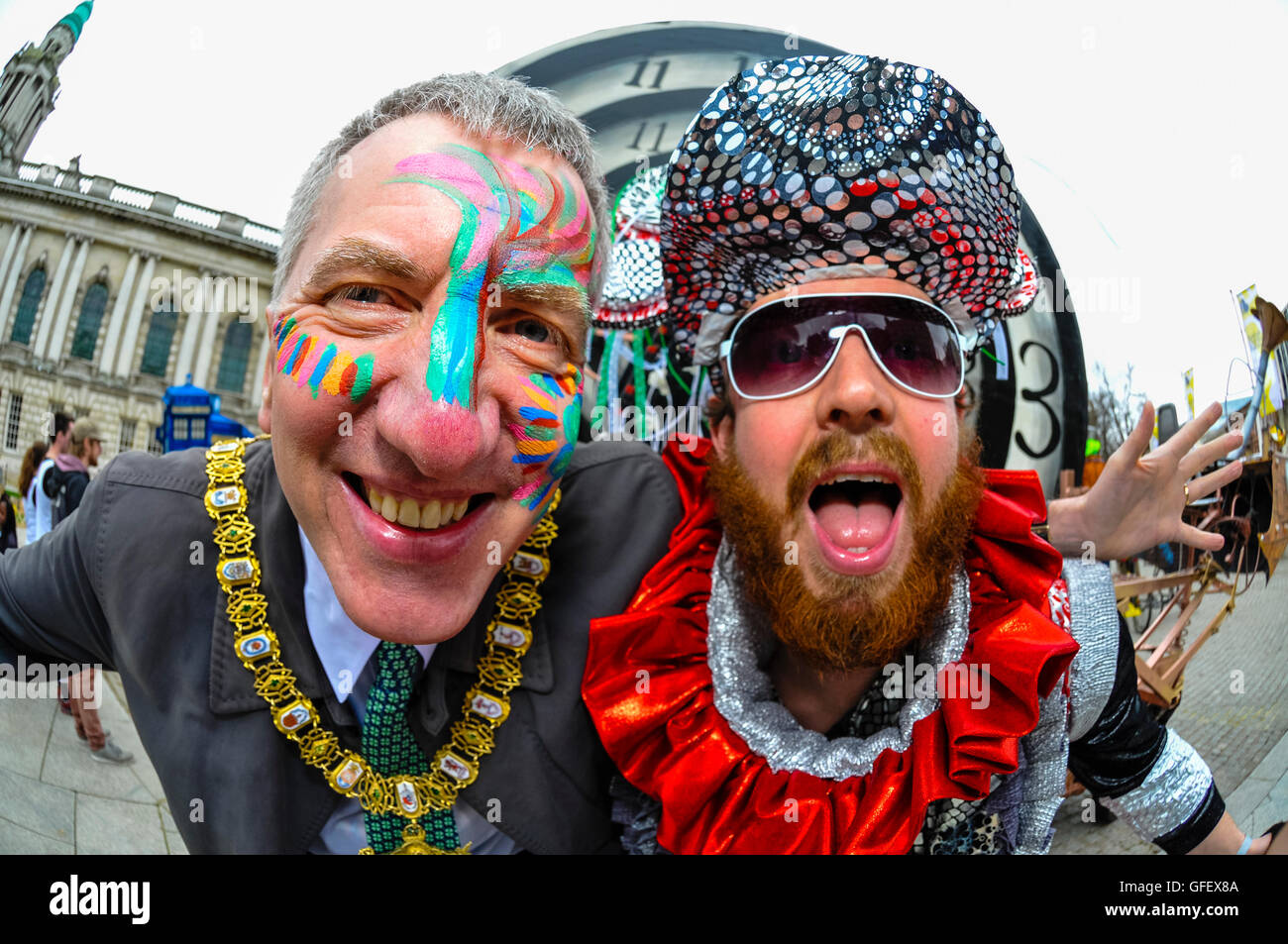 Belfast, Irlanda del Nord. 16 mar 2014 - Sindaco Mairtin O Mullieor e Matt Carnson preparare per l'avvio dell'annuale per il giorno di San Patrizio parade Foto Stock