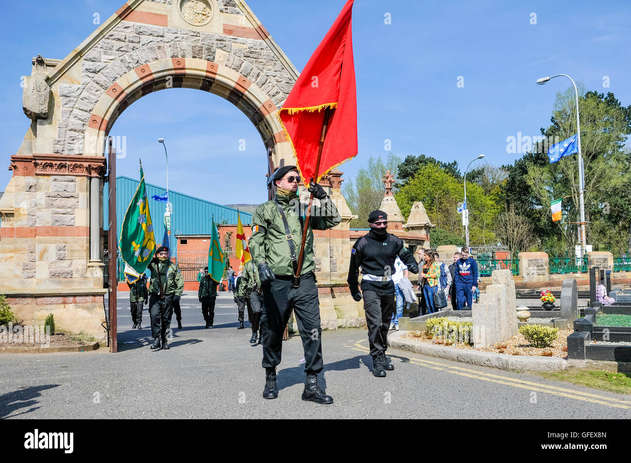 Repubblicana irlandese Partito Socialista (IRSP) membri in uniformi di paramilitari durante un aumento di Pasqua commemorazione ricordando INLA volontari, Belfast Foto Stock