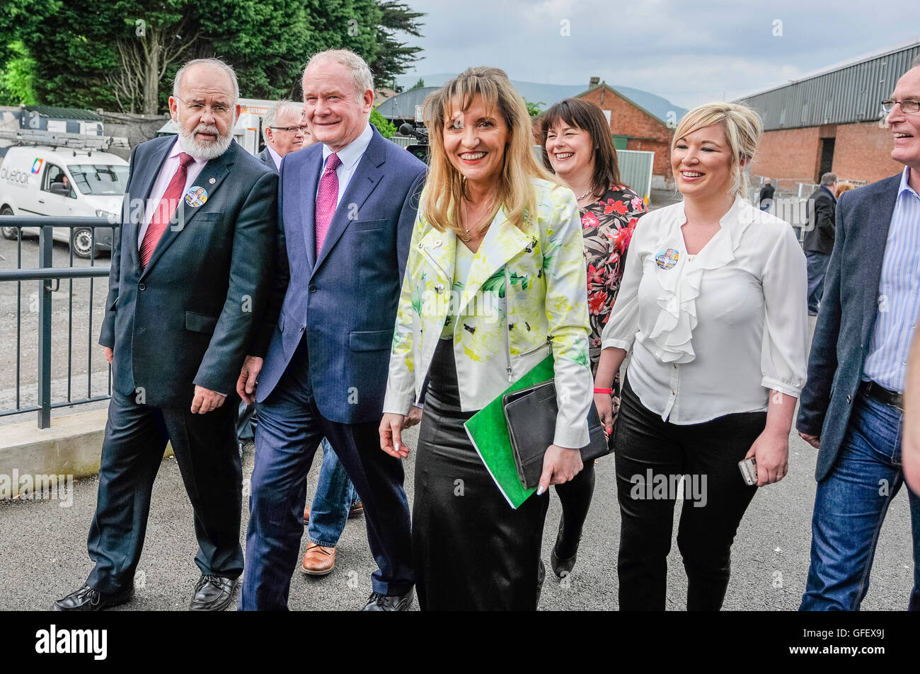 Belfast, Irlanda del Nord. 26 Maggio 2014 - Sinn Fein candidato Martina Anderson arriva a UE stazione di conteggio con il Vice Primo Ministro Martin McGuinness, Belfast Foto Stock