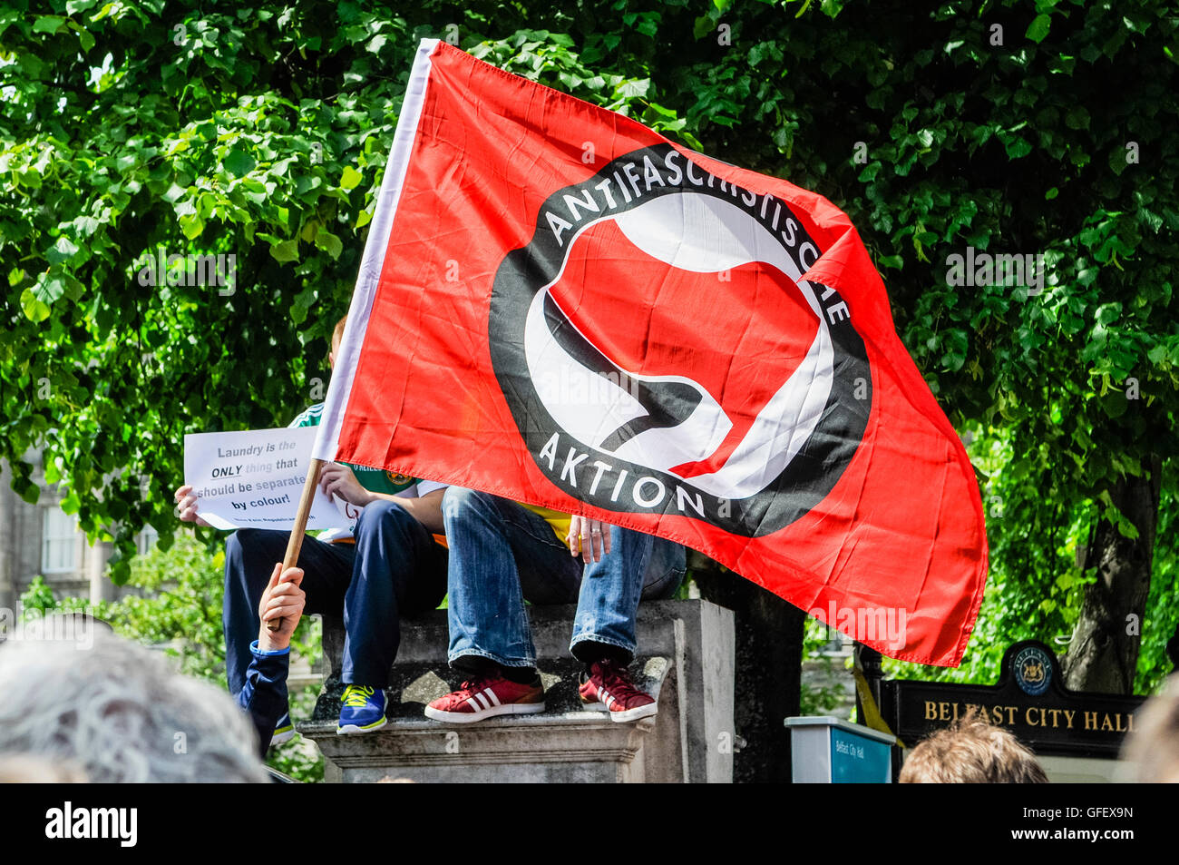 Bandiera dal gruppo Antifashisht azione (Antifaschistiscie Aktion) Foto Stock