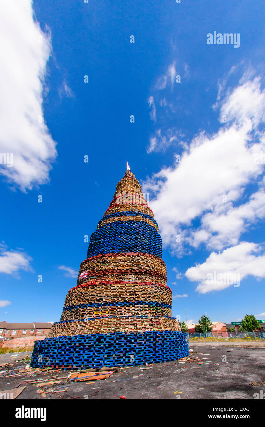 Belfast, Irlanda del Nord. 9 lug 2014 - un gigantesco falò sulla Lanark modo domina la parte occidentale di Belfast skyline. È stimata essere attualmente circa 140' (40m) in altezza, con pallet supplementari da aggiungere. Foto Stock