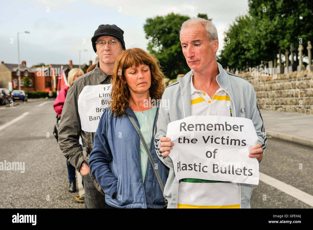 Belfast, Irlanda del Nord. 6 agosto 2014 - i dimostranti di tenere un bianco-line protesta per ricordare le vittime di proiettili in plastica, ucciso dall'esercito britannico e RUC durante i guai. Foto Stock