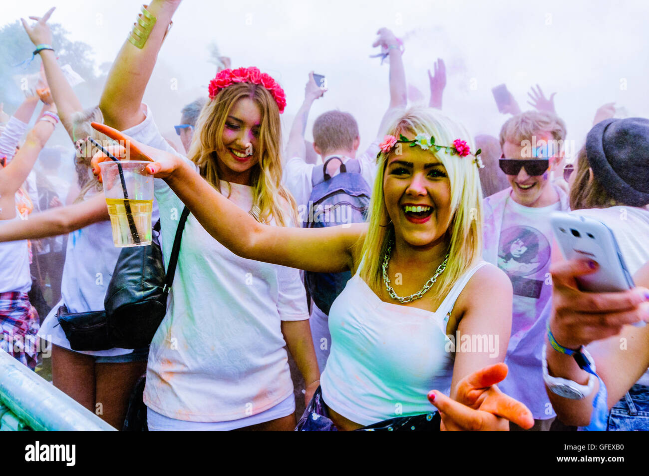 Belfast, Irlanda del Nord 15 Agosto 2014 - Holi festival uno di colore è celebrato dal popolo di Belfast. Foto Stock